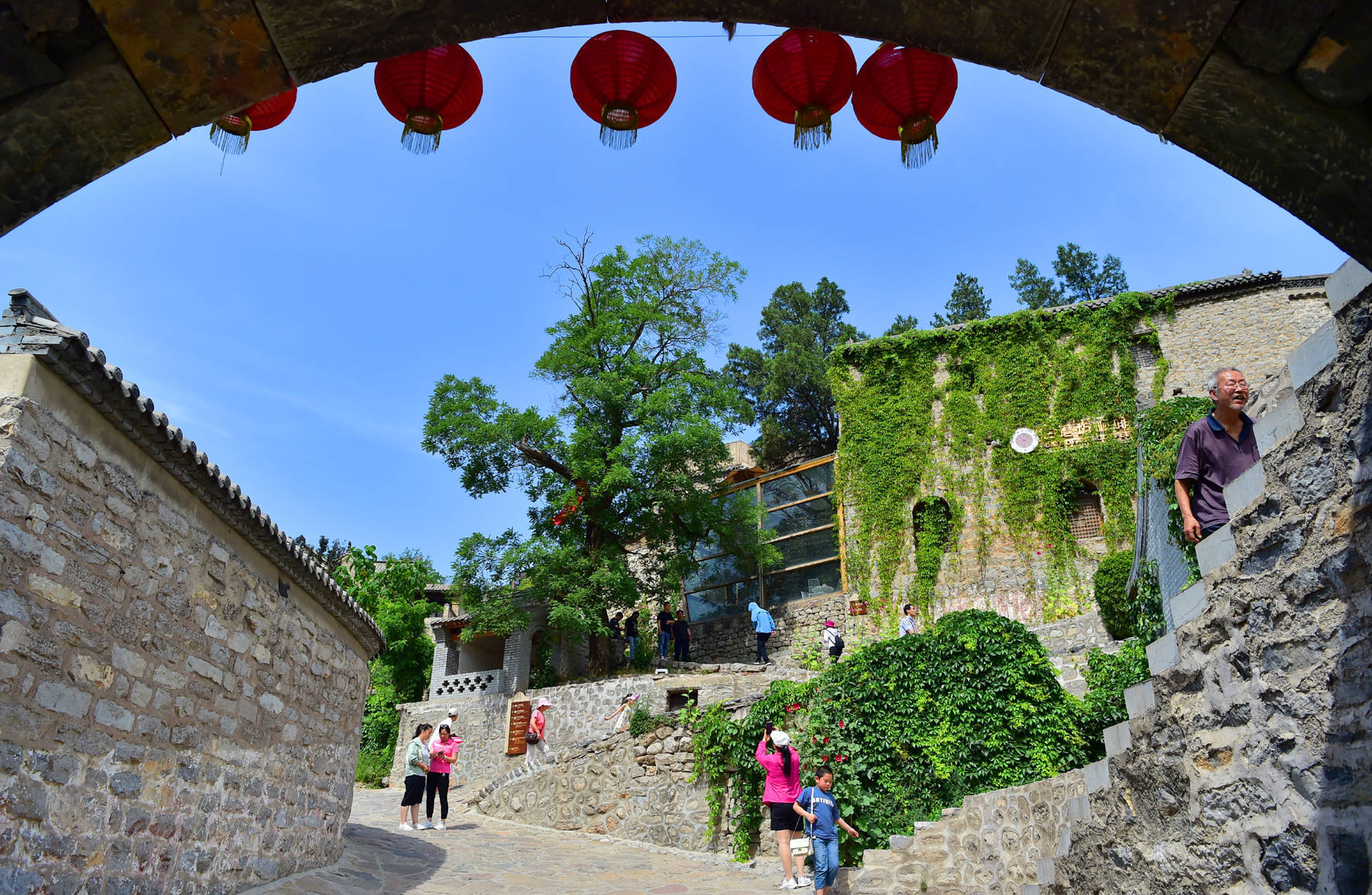 6月7日,人们在石家庄市井陉县南障城镇的"剧境小镇"吕家村游玩.