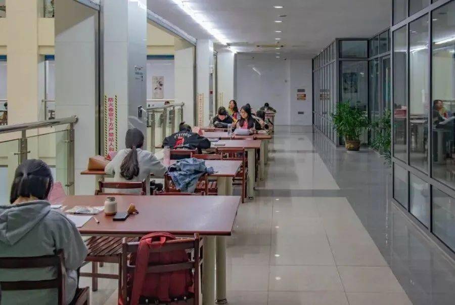 丰富的内涵,广博的学识"粗缯大布裹生涯,腹有诗书气自华"(图书馆)智力