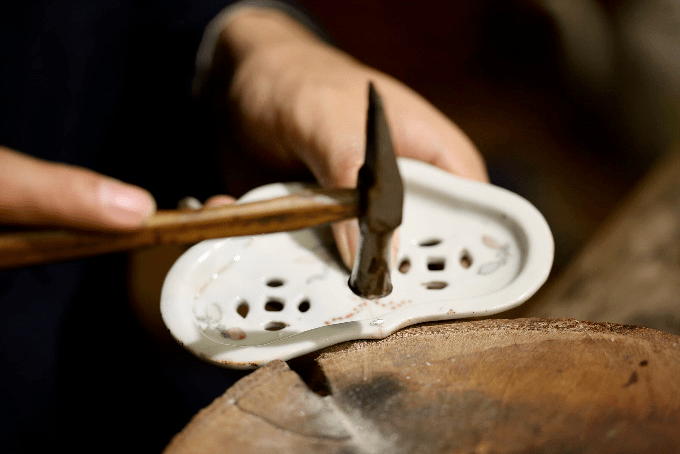 锔瓷无痕他把破碎的瓷器缝成了艺术品