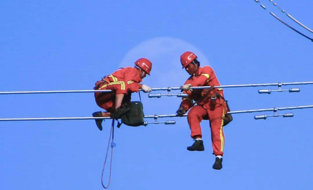 月亮下面"穿针"   铁路上空"结网"