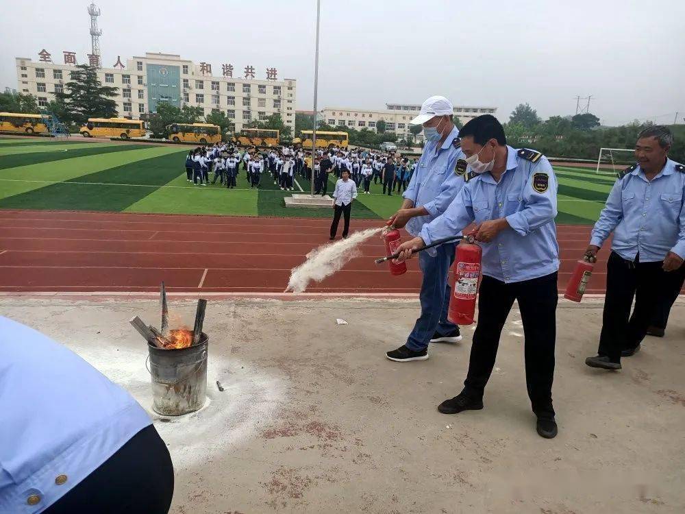 新时代文明实践黄墩镇初级中学举行校车安全演练活动