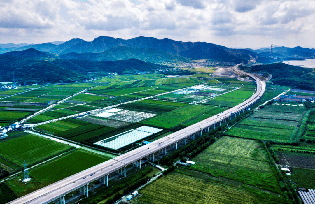 此外,传统吊装需要填筑大量滩涂,不仅破坏滩涂生态,也会殃及地下水系.
