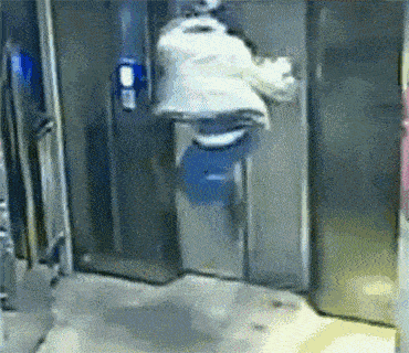 事故2:这个直接骑着助动车的人,也是因为助动车直接撞坏了电梯外门