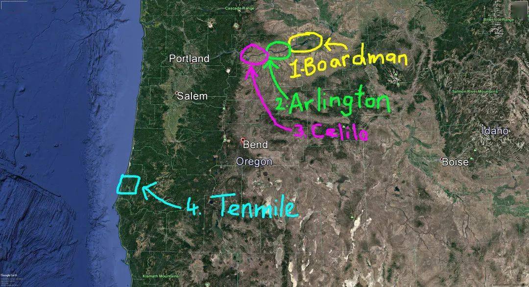 抗击美国哥伦比亚河的激流在冰冷泥泞的河水中作钓小嘴鲈鱼一