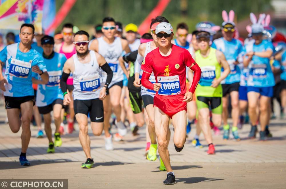 2020年6月6日,在内蒙古呼和浩特参加半程马拉松的选手在比赛中出 