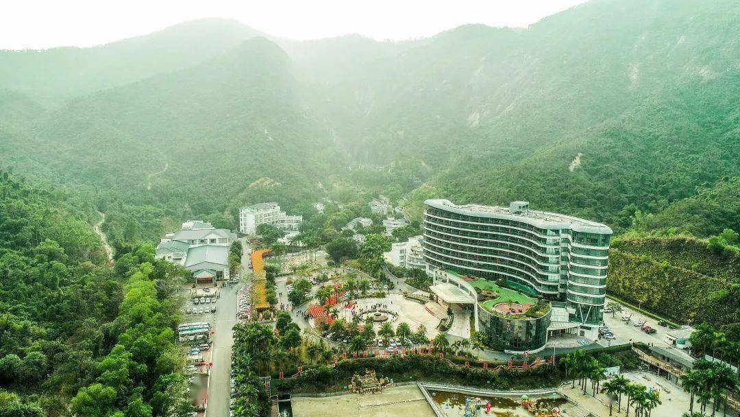 新会龙泉度假酒店,坐落于圭峰山龙潭景区内,环境清幽,清泉流淌,古树