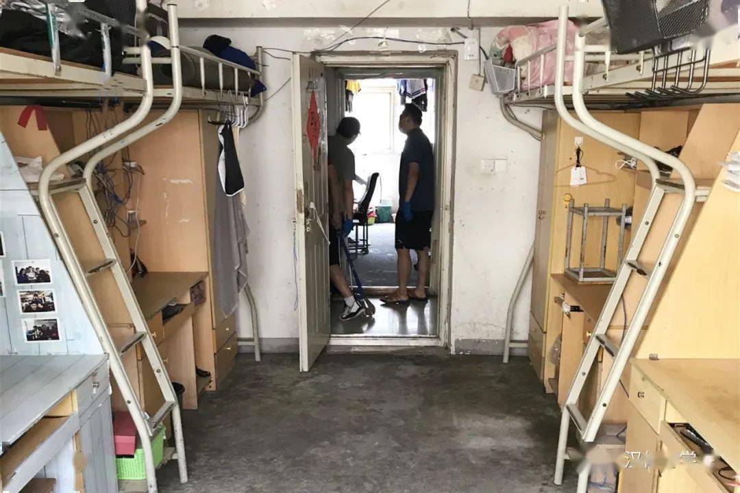 武汉体院对毕业生寝室进行消毒清洁_宿舍
