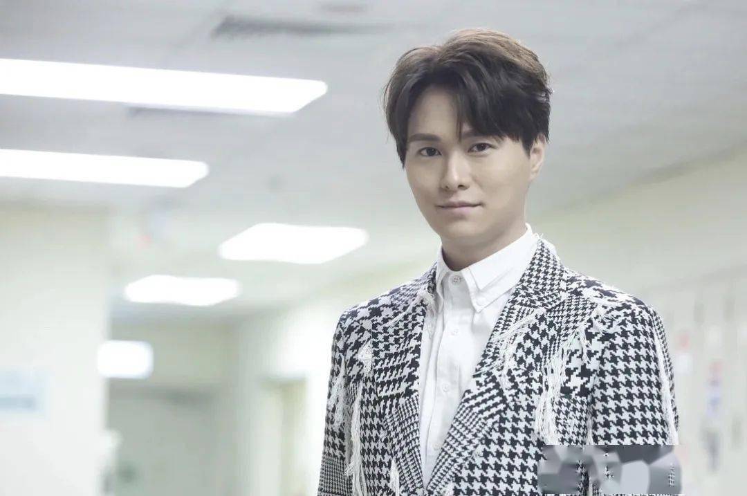 是真的吗胡鸿钧母亲节带蔡思贝返家