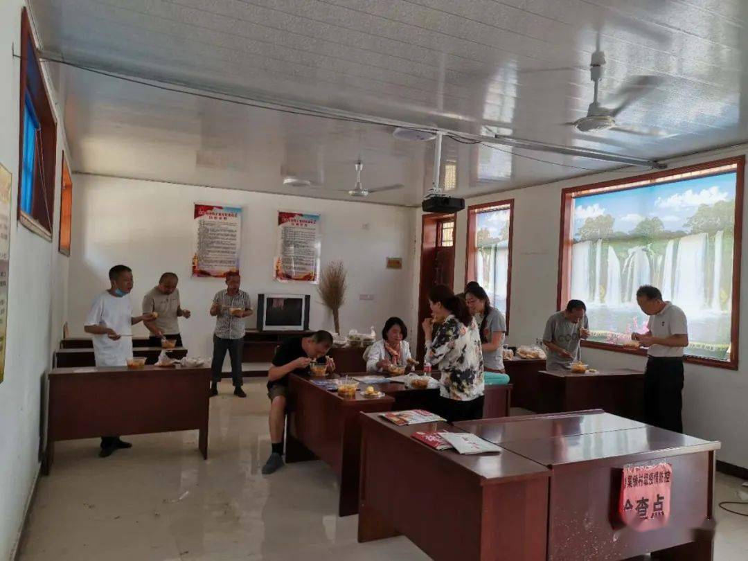 在太阳的暴晒下,虽然大家的脸蛋变黑了许多,但面对贫困家庭那一张张