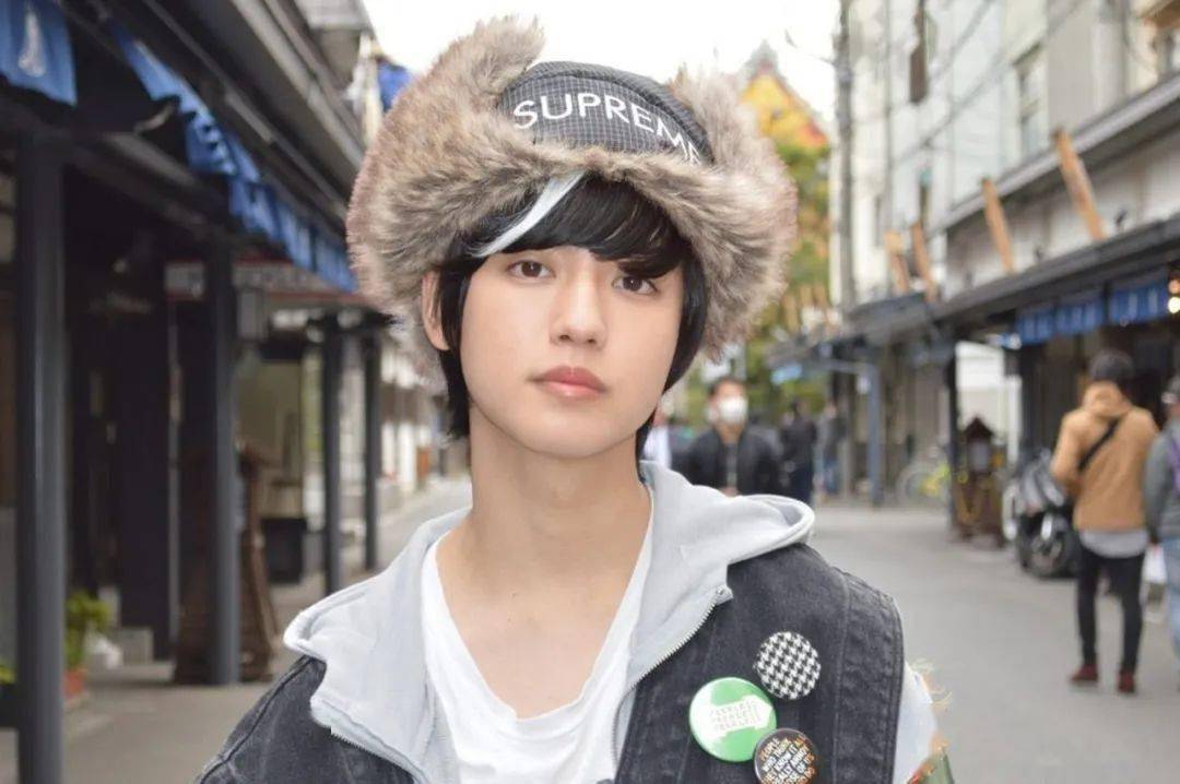 因优太郎的身高不高,只有165cm,再加上过于精致的五官,所以扮起女装来