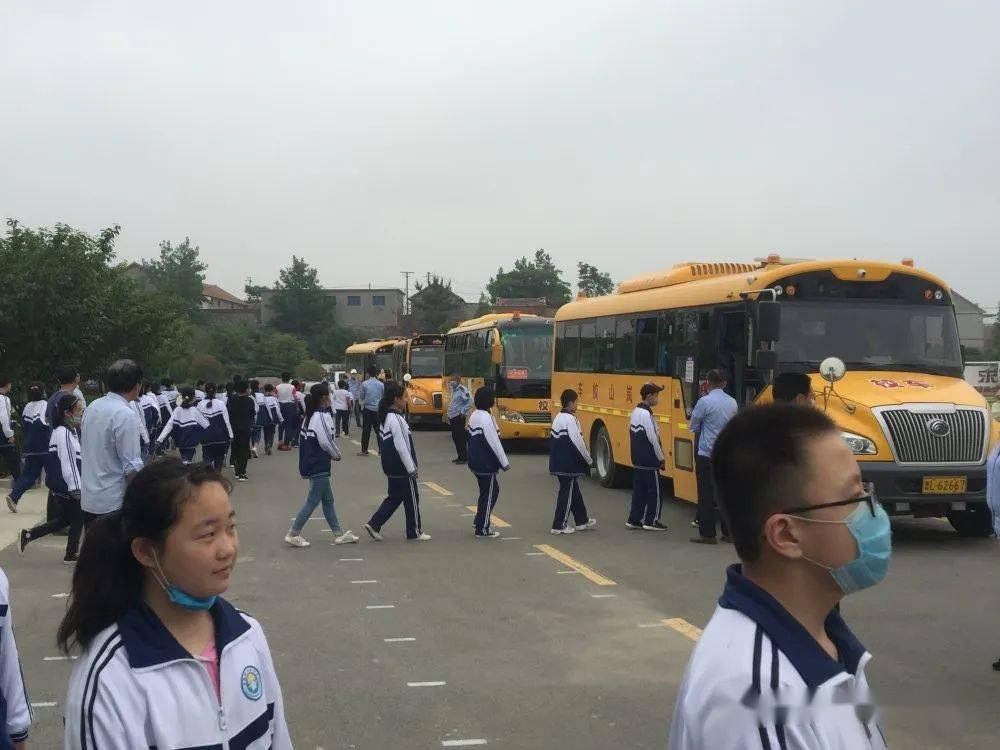 新时代文明实践黄墩镇初级中学举行校车安全演练活动