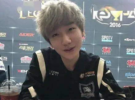 (咆哮)@smilinglwx直播玩港诡实录时候的发型,有点小帅@暗耀喻文波