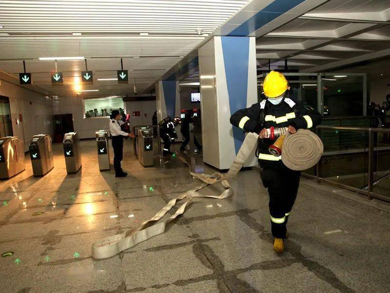 昆明地铁菊华站发生"爆燃火灾"?不消慌,这是应急演练!