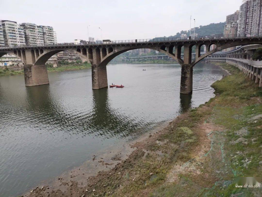 昨晚深夜,有人在红旗大桥跳河,家人来到现场后悲痛欲绝.