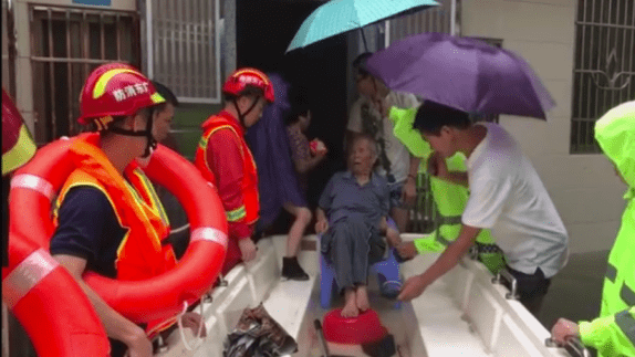 汕尾市城區消防救援大隊接到報警稱城區和順村被雨水淹沒,消防大隊