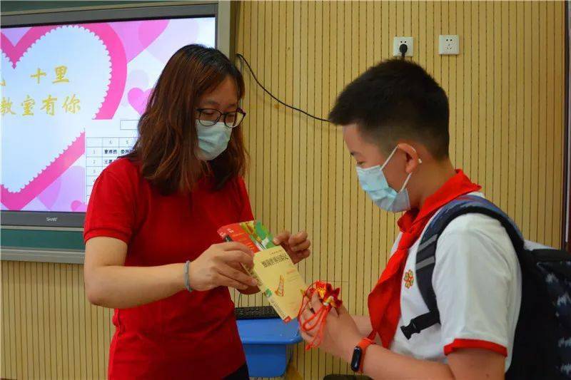 花开疫散校园相见记草桥小学四五年级学生返校复课第一天