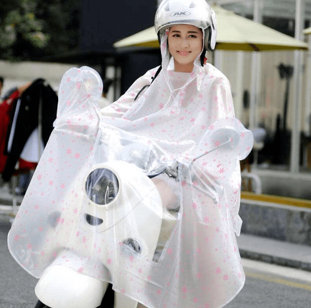 安全头盔戴在雨帽外面.这样既能遮风挡雨,又能保护视野!