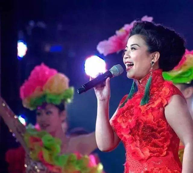 ▼张也演绎中国风歌曲《听香》,耳朵听醉了!