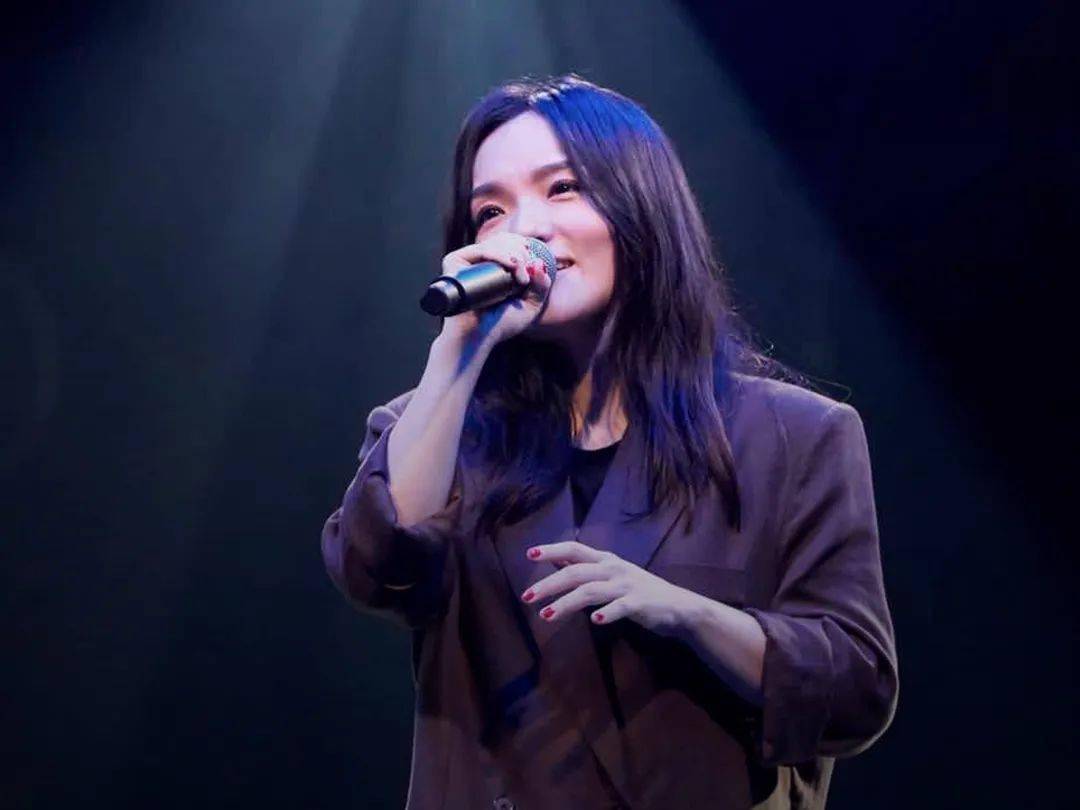 在我之前一次和艾怡良的访谈中,她表示这首歌和写给徐佳莹的《言不