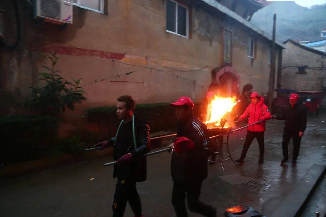 《石塘元宵"扛火镬"习俗》正式出版_温岭