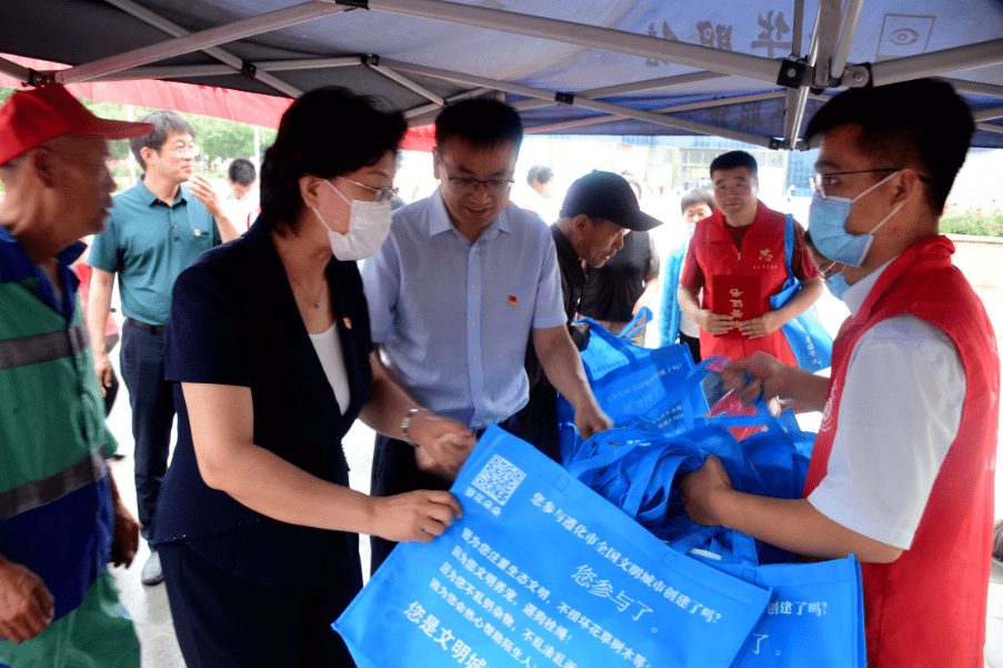 昨天遵化人民广场有个大活动主题亮了