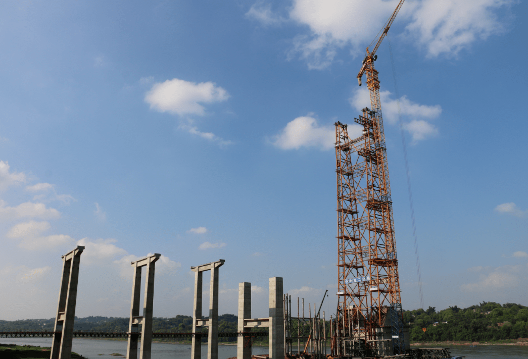 大桥主拱安装采用"吊扣合一"的缆索吊装设备,"斜拉扣挂"施工工艺,揉合