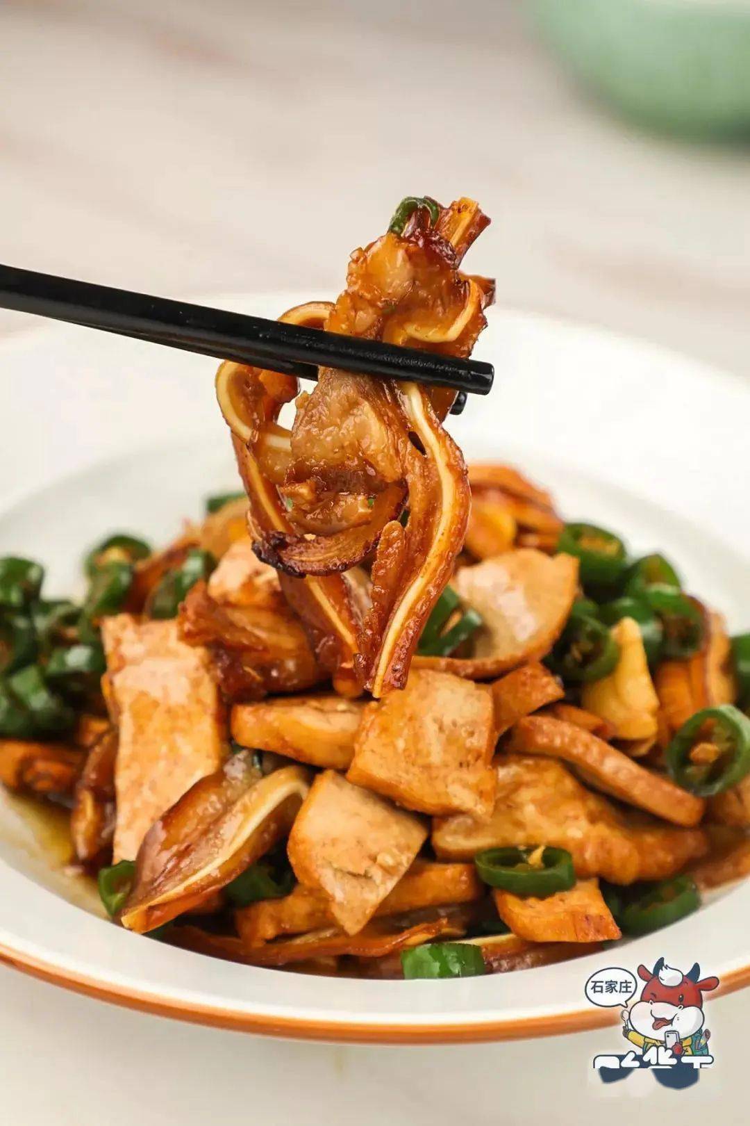 潇湘回味小炒肉,耳尖炒香干都是很正宗的湘菜,味道也很不错经过小火慢