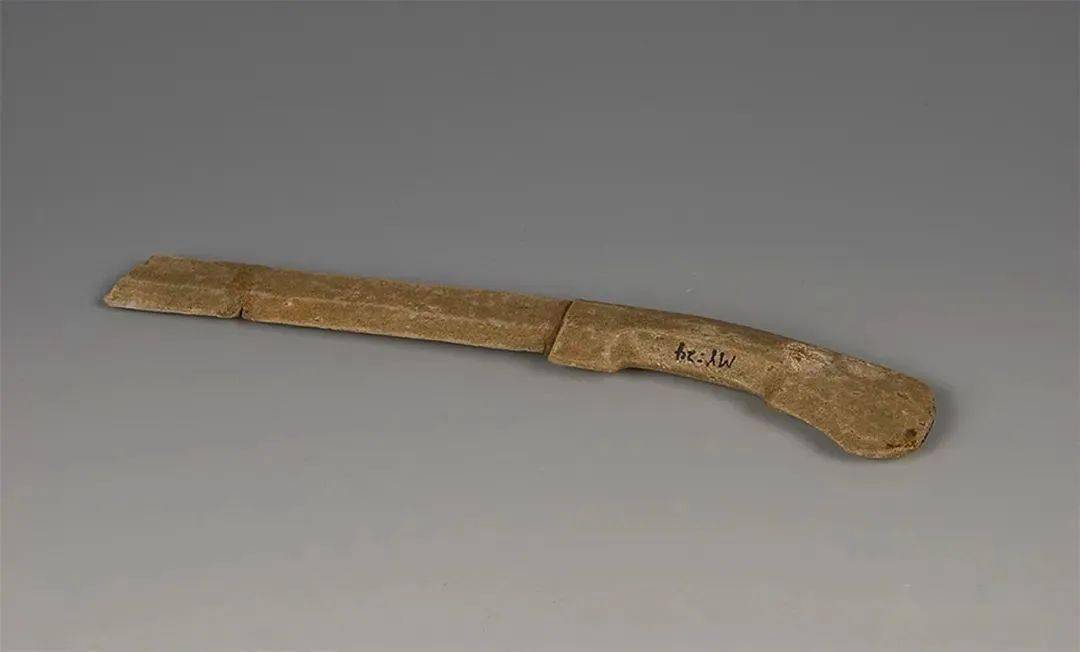 河北满城一号汉墓(刘胜墓)出土书刀,其中一件的环首上用长条状金