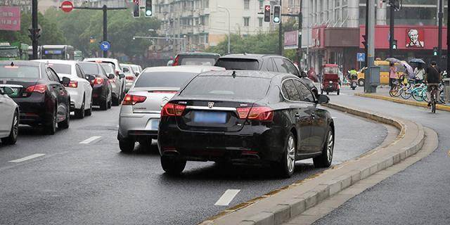 虹口区大连路进四平路被不少驾驶员封为"网红"路口,很多人都在这里吃