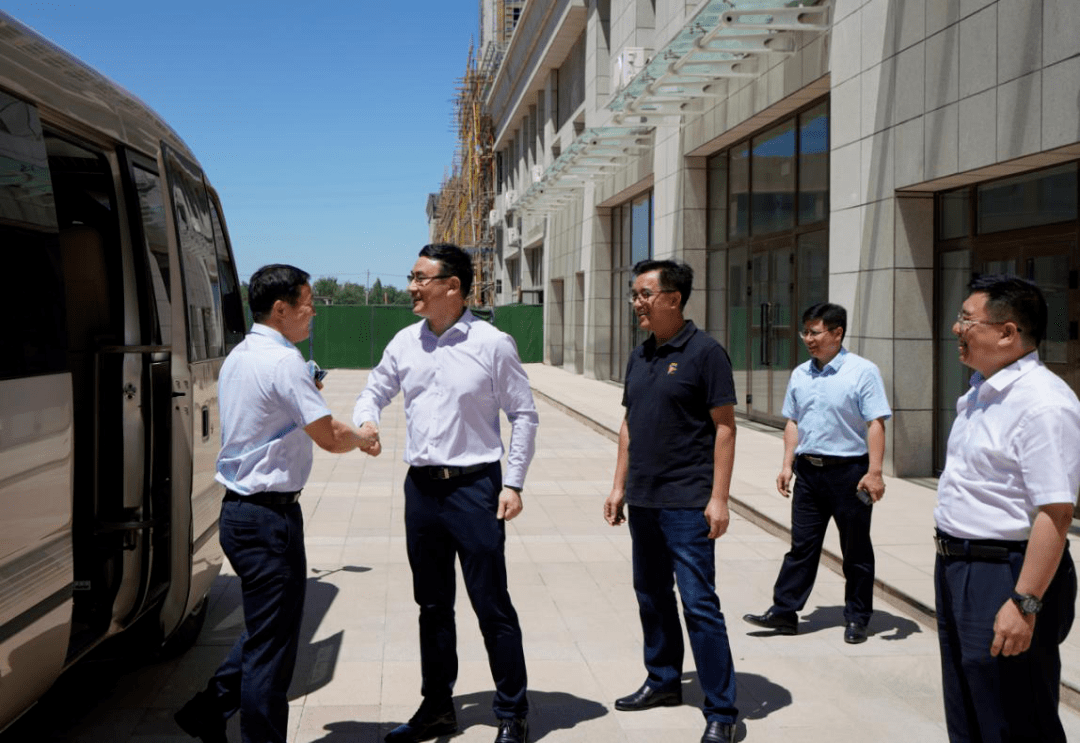 会见吐鲁番市委副书记,湖南援疆工作队总领队刘中杰带领的代表团一行