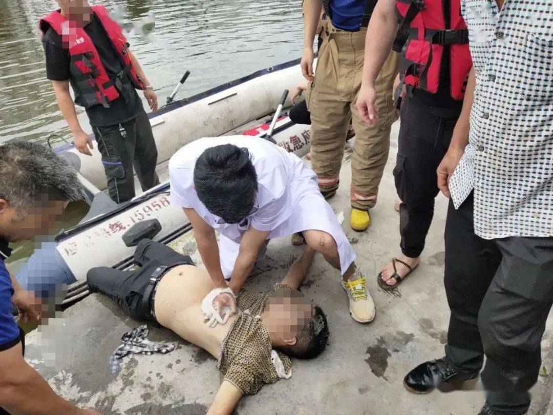 经过队员们的团结协作和细心搜寻,成功打捞起溺水者.