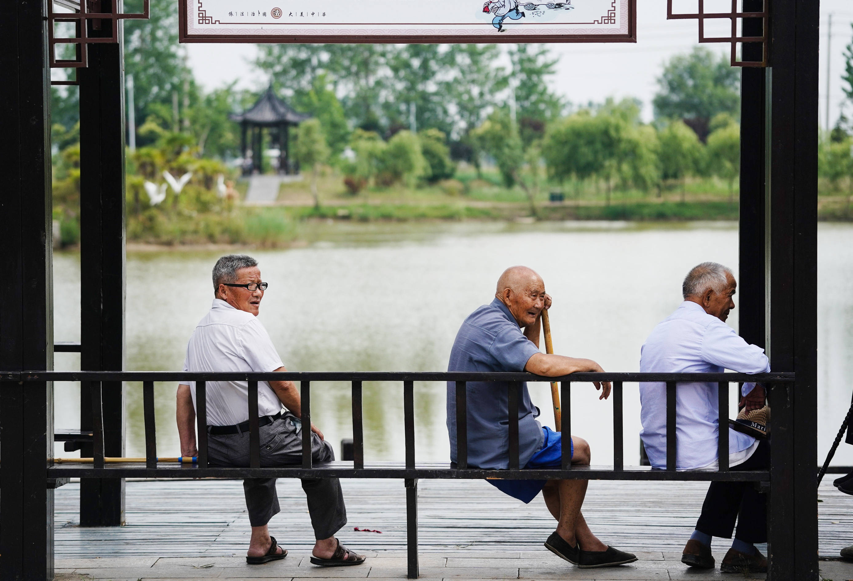 在宿迁市宿城区屠园乡古河社区内的幼儿园,小朋友们在室外活动