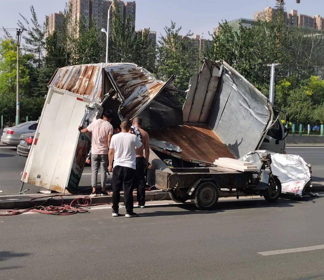 6月11日限号提示省会事故厢货撞上限高杆厢体解体货物撒落一地