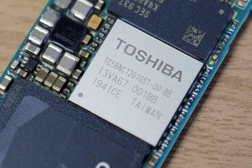 产品背面可以看到另一些闪存颗粒和一颗slc缓存颗粒,内存颗粒与正面的