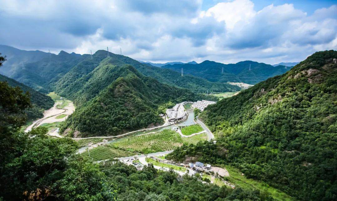 潘家小鎮是國家3a級旅遊景區,距三門縣城40公里,縣道亭流線穿村而過