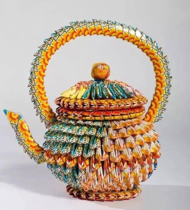 刮刮乐获奖作品《大展鸿图》种类繁多,设计精美的刮刮乐就是闻秀娟做