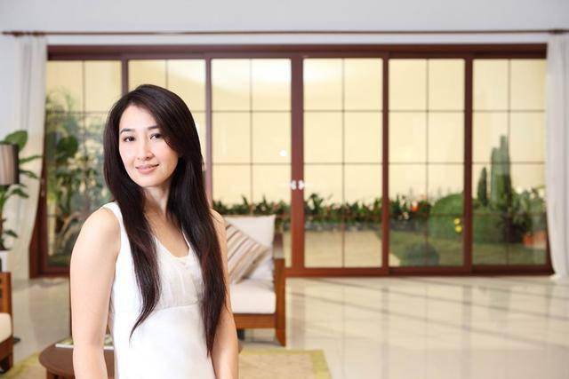 痴情关咏荷:巅峰息影助夫夺影帝,曾2度流产50岁又拼2胎