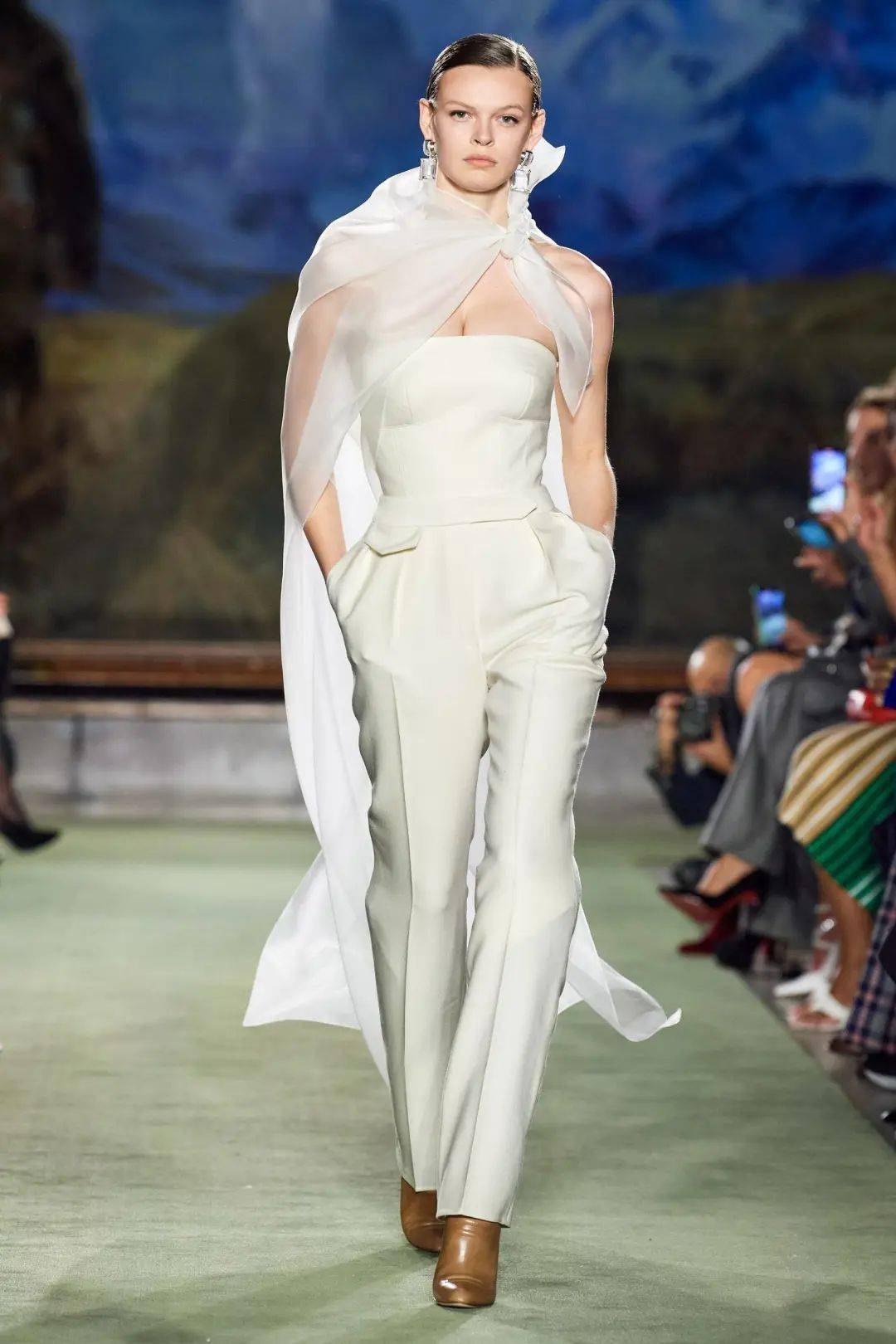 从2020秀场找婚纱灵感,这60套白色礼服看了就想结婚