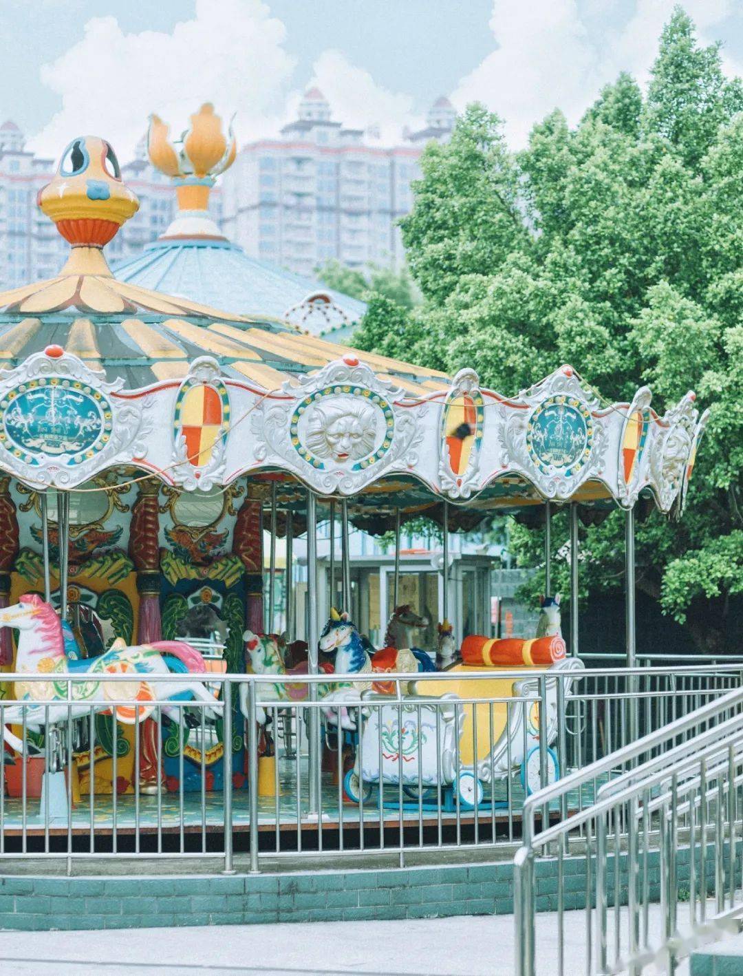 闲聊,下棋,到了夏天,老人们都喜欢在清晨,市政广场还是记忆中的模样