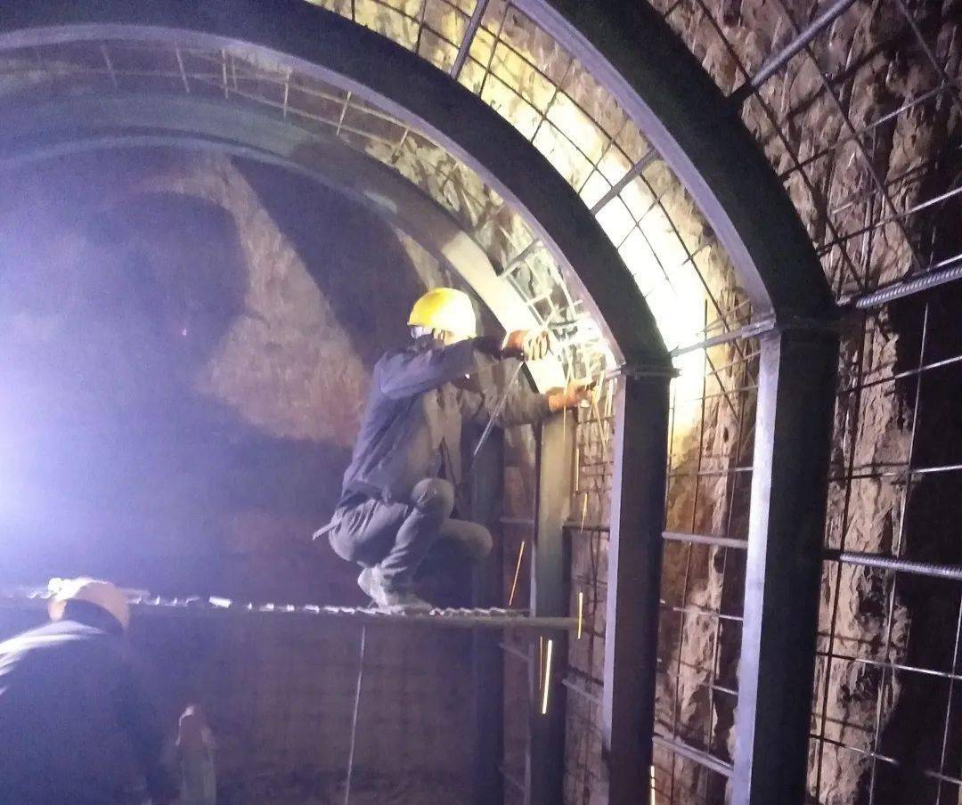 隧洞边开挖边支护明渠"换基"处理恢复渣场植被,保护青山绿水高原上的