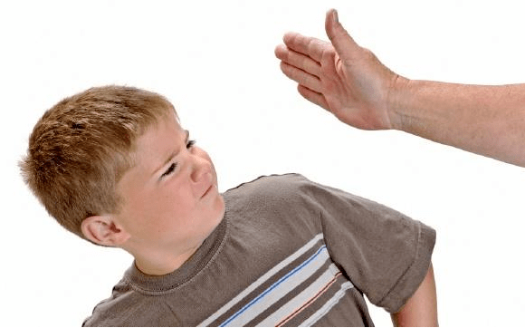 轻的孩子会出现情绪失控或者抑郁倾向,而经常被责打