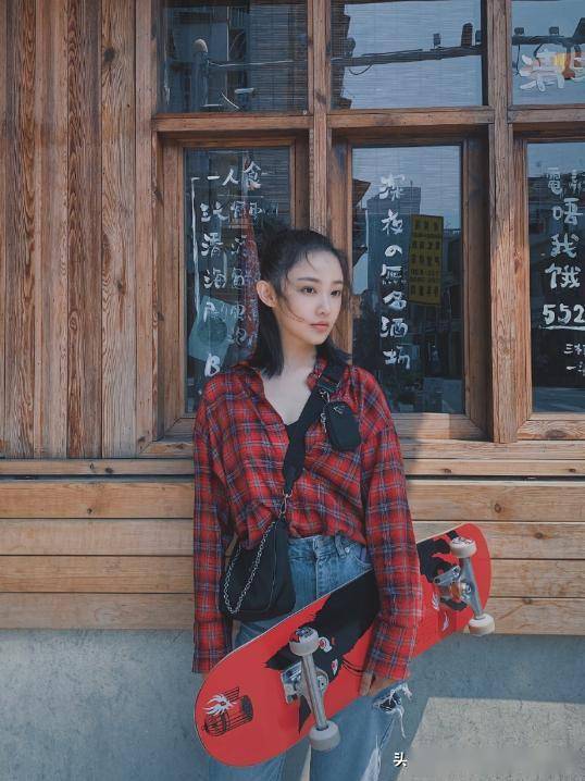 上繁下简的穿搭技巧在吴佳怡身上体现出来,以格纹衬衫搭配简约纯色