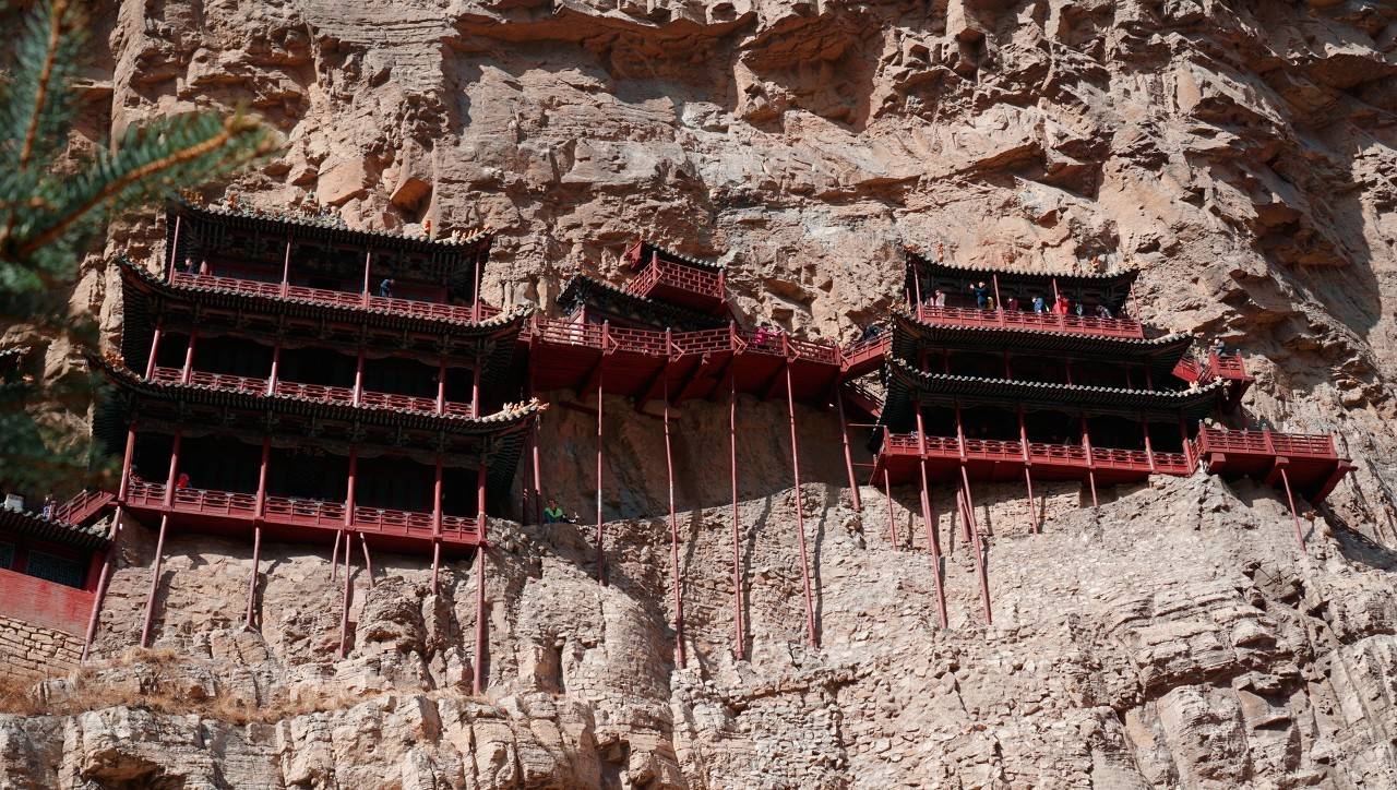 悬空寺距地面高约60米,最高处的三教殿离地面90米