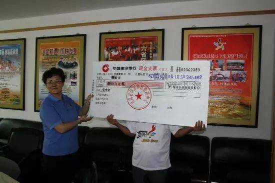 发达啦乐从水藤男子捧走36万现金还不用还