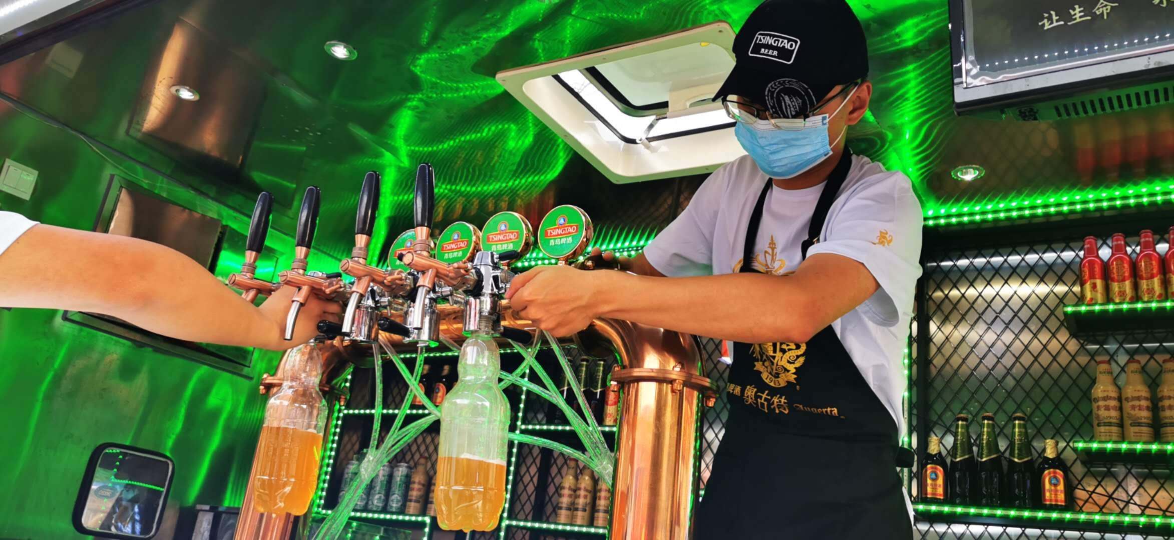 啤酒走我们摆摊卖快乐去百万社区大酬宾升级02移动酒吧驶进各地夜市