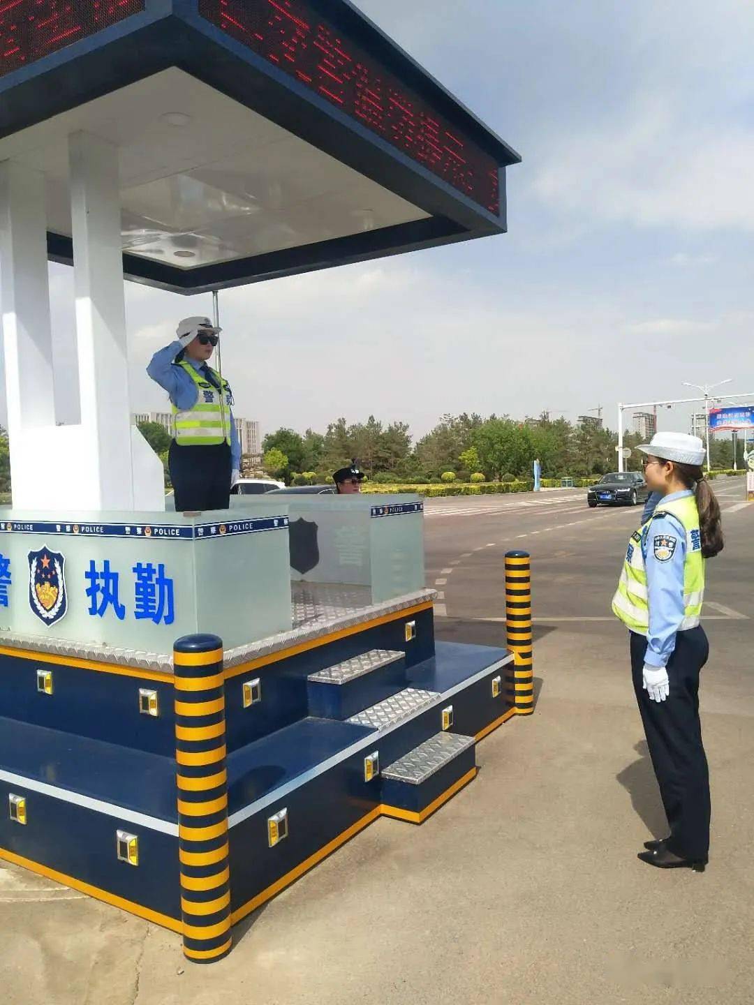 岗台上执勤女交警响亮的哨声,闪亮的指挥棒,规范的指挥手势,高效的