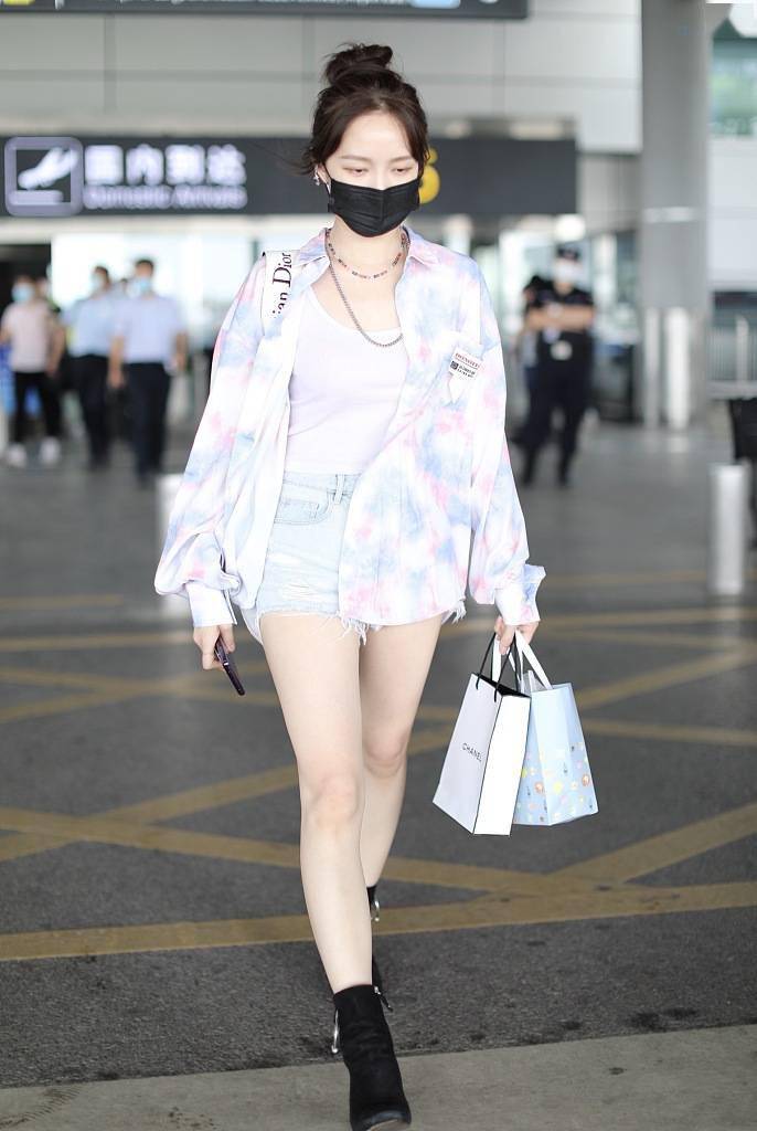 孟佳穿扎染衬衫配热裤秀长腿 和粉丝玩互拍姿态可爱