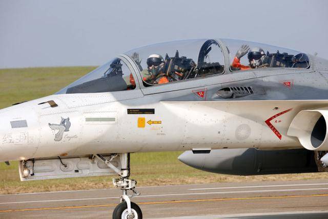 勇鹰教练机首飞:有趣的网络投票取名,十选一另九个名字叫什么?