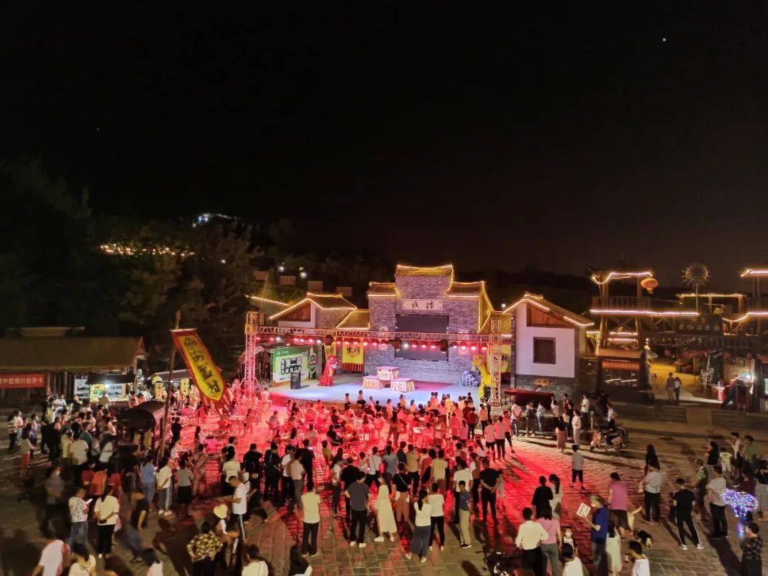 知青广场梦幻小镇夜晚来倒盏村,丰富的夜生活等着你,游玩,摆摊,赏夜景