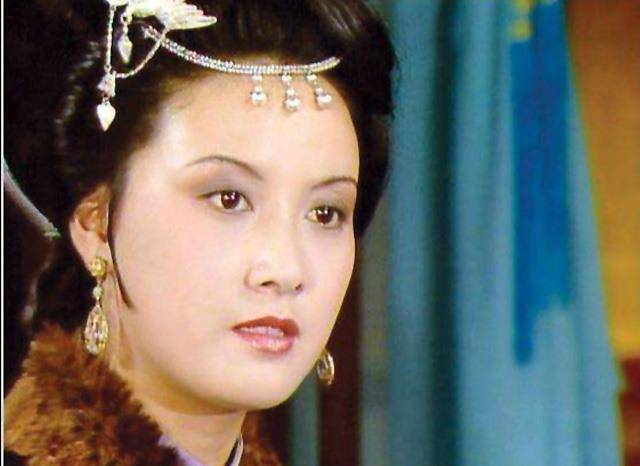 于是,贾琏翻脸了,夫妻之间的矛盾彻底公开,邢夫人还不乘火打劫?